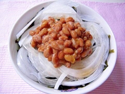 わかめ・新玉ねぎ・納豆の冷やしそば